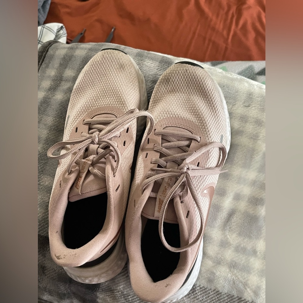 NIKE RUNNING SHOES